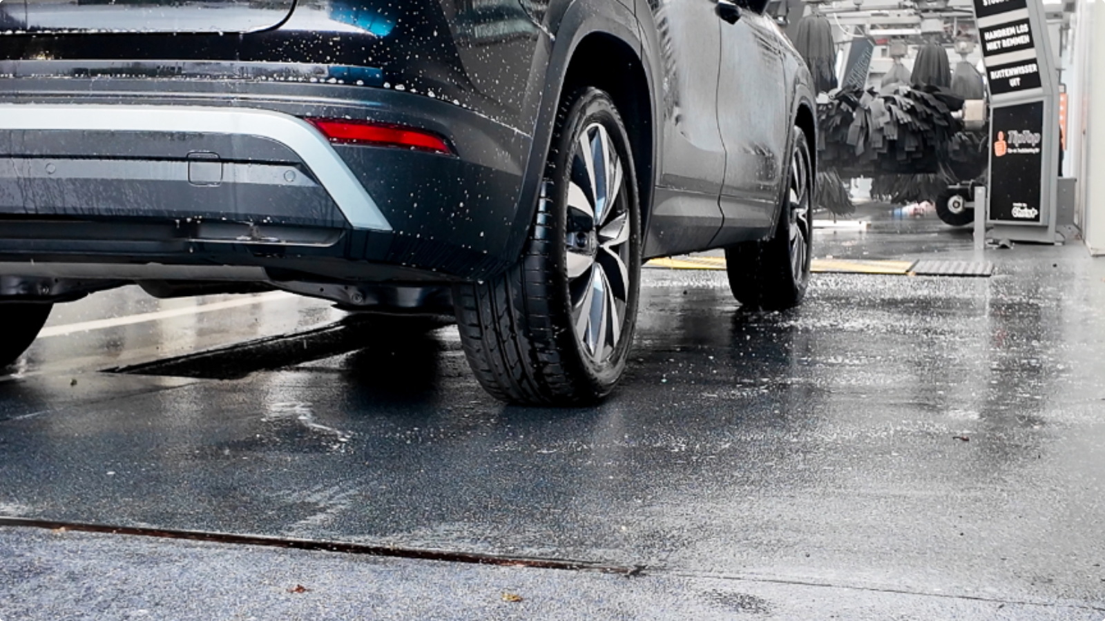 Auto rijdt over een slijtvaste Duraquartz Torffelvloer bij de uitgang van de wasstraat van TipTop Carwash