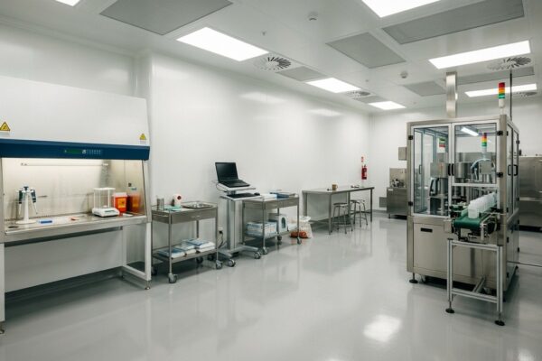 Cleanroom met gladde wanden en plafond, bestand tegen desinfectiemiddelen