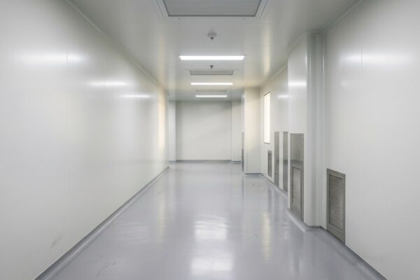 Productieruimte in de farmaceutische industrie met naadloze wandafwerking