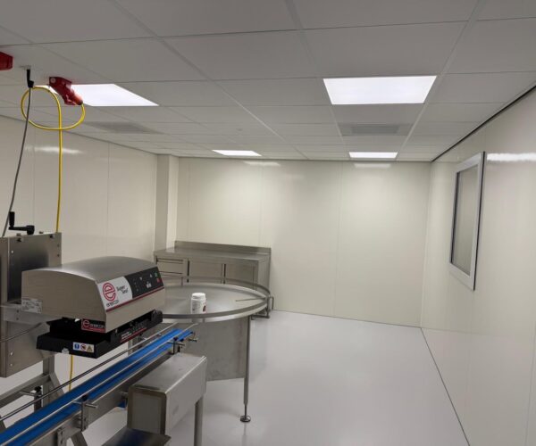 FRP gladde wandplaten in een farmaceutische productieruimte