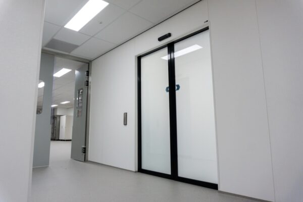 Doorgang in de farmaceutische industrie met naadloze wandafwerking en deuren