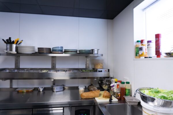 FPS-Belgium-Horeca-keuken-Lutters_Kwartier Horecakeuken met strakke FRP-wandbekleding