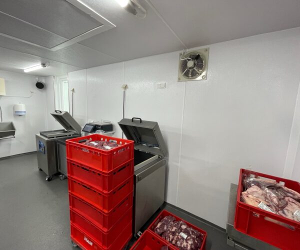 Opslag met hygiënische wanden en plafond in een vleesverwerking