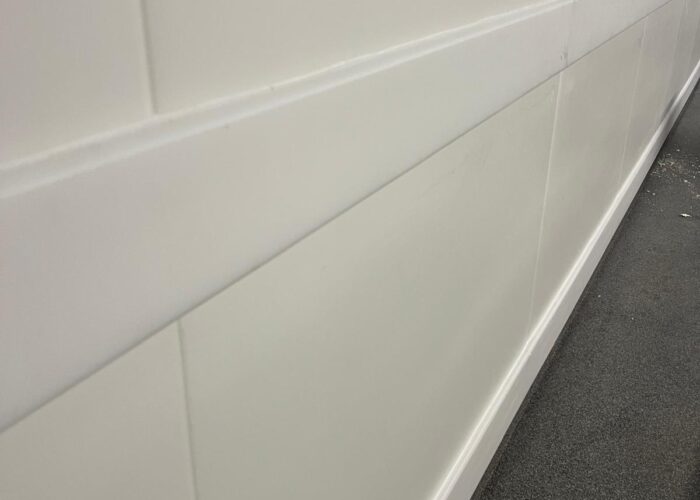 FPS-Belgium-Stootranden-HDPE HDPE stootranden in een productieruimte tegen karren