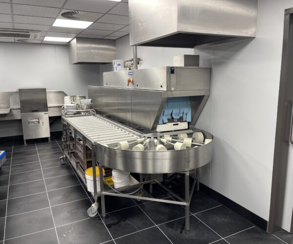 FPS-Belgium-grootkeuken-spoelkeuken-scaled Spoelkeuken met FRP-wanden die tegen dagelijks nat reinigen kunnen