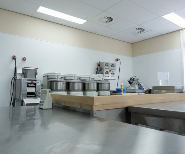 FPS-Belgium-project-Biocatalysts-productieruimte Witte FRP wandplaten in een bakkerij, hygiënisch en goed schoon te maken