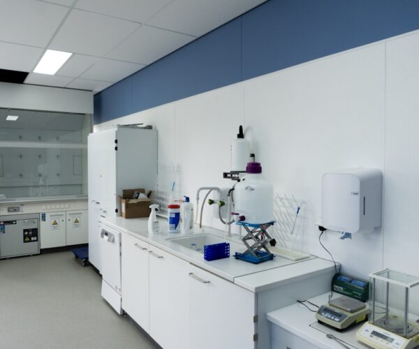 Cleanroom met hygiënische FRP wanden en plafond