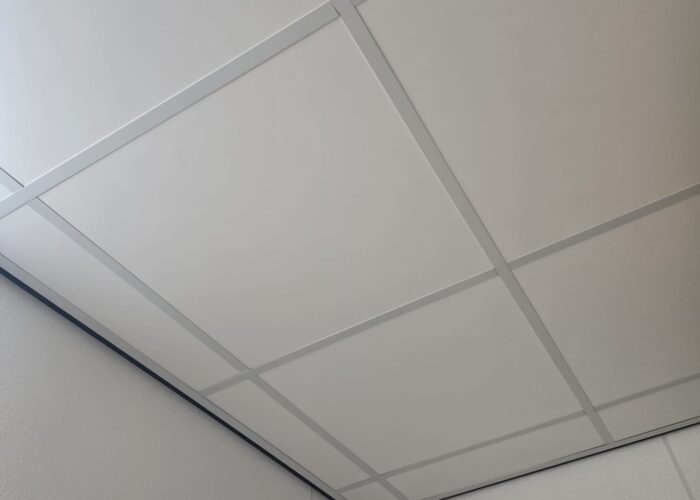 FPS Belgium een hygiënisch systeemplafond in een ruimte